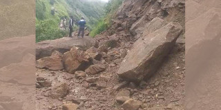 अविरल वर्षापछि खसेको पहिरोले बेनिघाट–आरुघाट सडकखण्ड अवरुद्ध