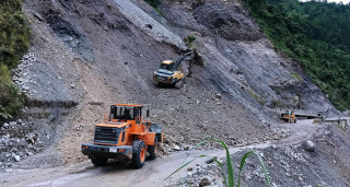 दासढुङ्गादेखि मुग्लिनसम्मको सडक सधैँ पहिरोको जोखिममा