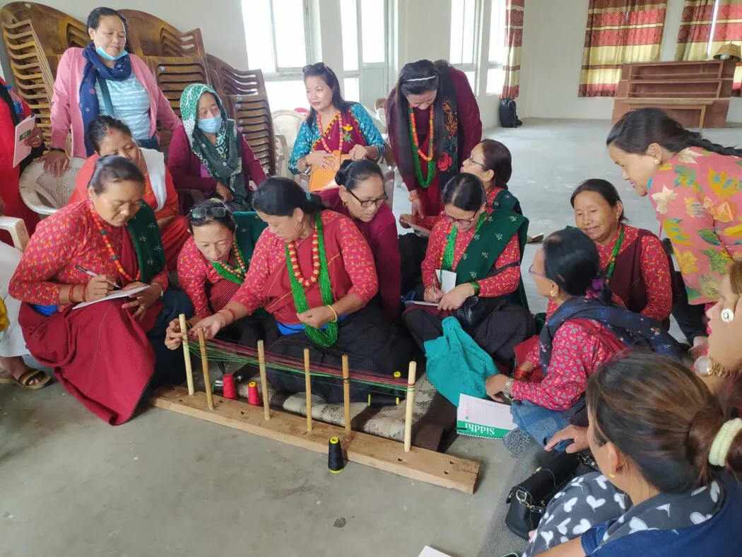 काठमाडौंमा गुरुङ समुदायले लगाउने स्यामा घलेक बुन्ने तालिम सुरु