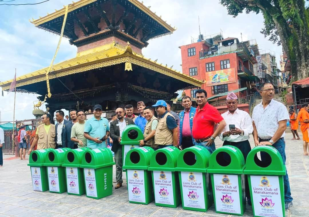 लायन्स क्लव अफ मनकामनाद्वारा मन्दिर परिसरमा १० वटा डस्टबिन वितरण