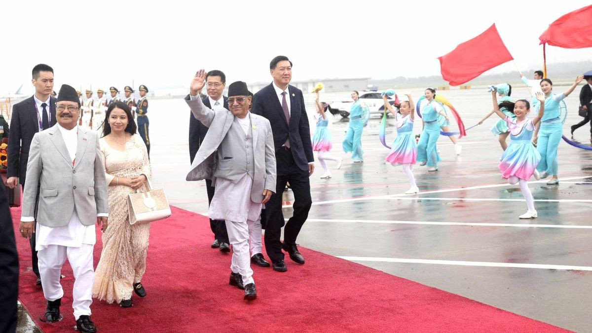 प्रधानमन्त्री प्रचण्ड  ल्हासा प्रस्थान गर्दै