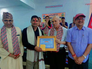 गण्डकी वाङमय प्रतिष्ठानद्वारा आँबुखैरेनी निवासी लोकगायक एवं सर्जक कमल सापकोटा सम्मानित