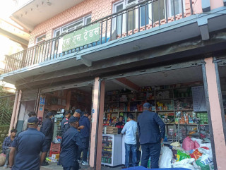 मनकामन बजारमा शहिद लखन गाउँपालिकाद्वारा अनुगमन, भेटियो म्याद गुज्रेको सामाग्री र बालमजदुर