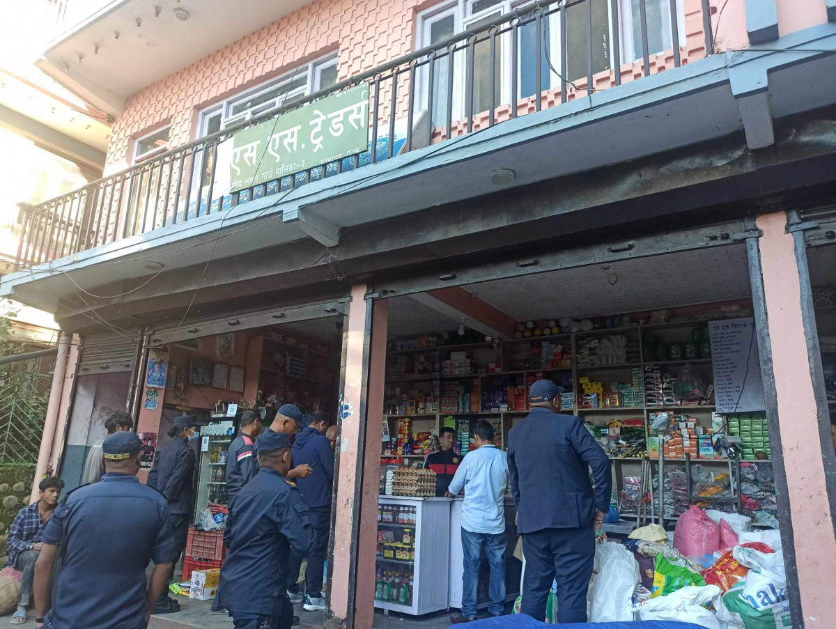मनकामन बजारमा शहिद लखन गाउँपालिकाद्वारा अनुगमन, भेटियो म्याद गुज्रेको सामाग्री र बालमजदुर