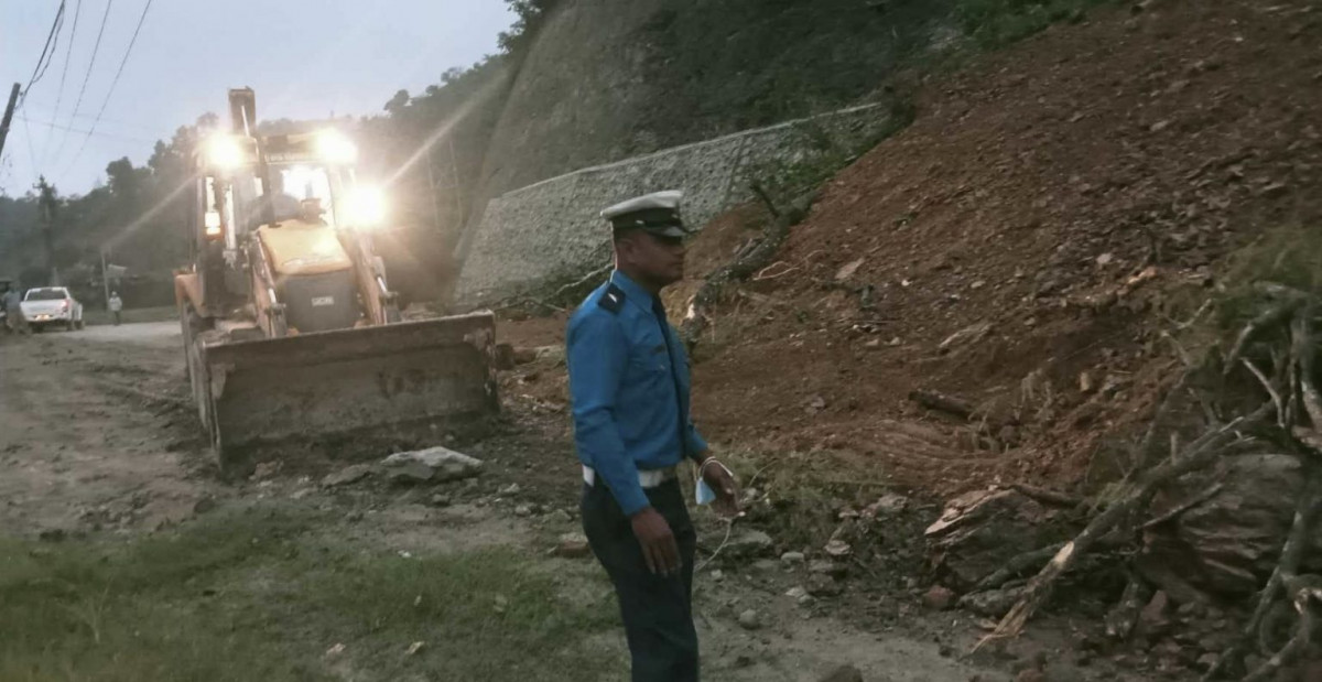 म्याग्देको मौरीओडारमा पहिरो दमौली–पोखरा सडक अवरुद्ध