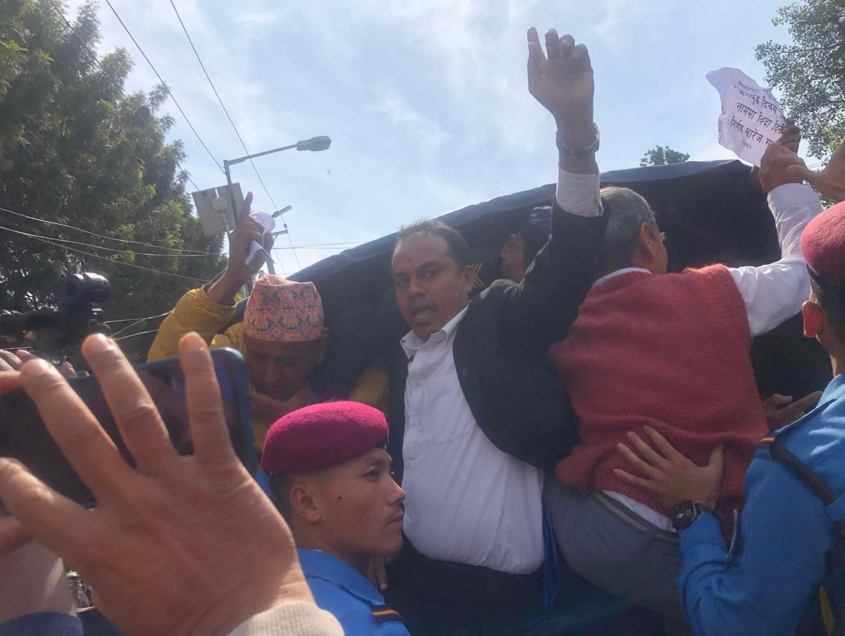 मानव अधिकारमैत्री ऐन बनाइ संसदको गरिमा जोगाउन आग्रह गर्दै शान्ति समाजद्वारा संसद भवनमा प्रदर्शन