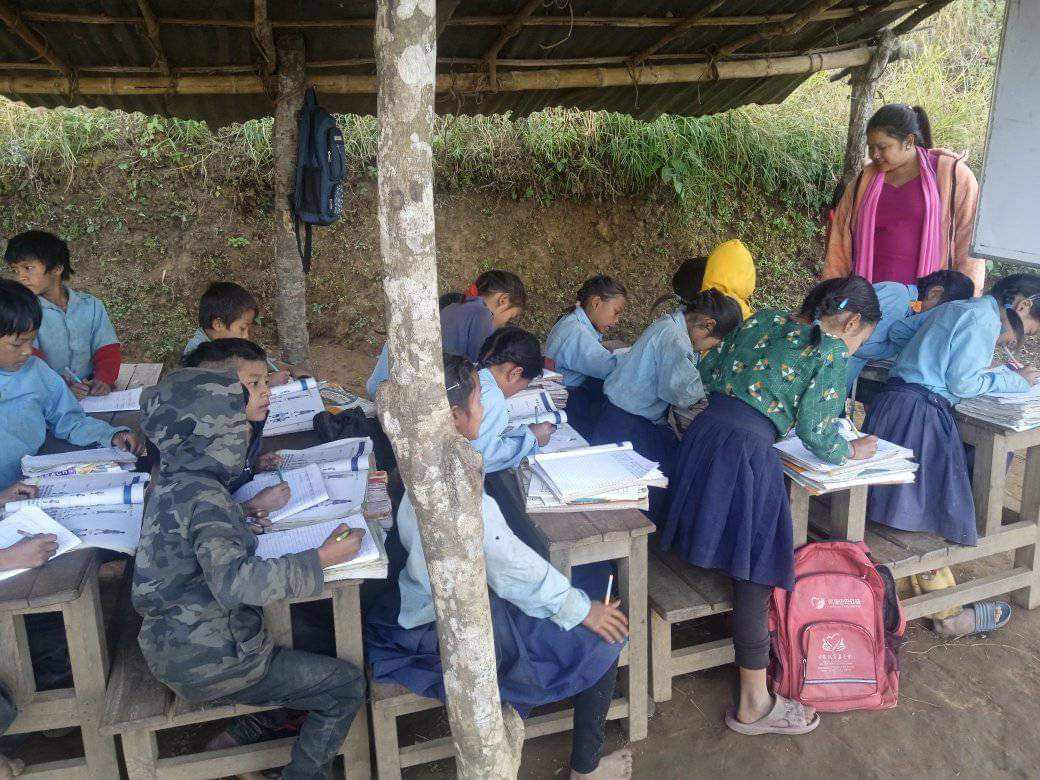 धादिङ बेनिघाट रोराङको दुम्लिङ गाउँमा अझै बनेन विद्यालय भवन, चिसोमा पनि टहरोमा काम्दै पढ्न बाध्य विद्यार्थी