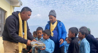 धादिङको बेनीघाट रोराङ १० जवाङ गाउँका १२२ जना विद्यार्थीलाई न्यानो कपडा वितरण