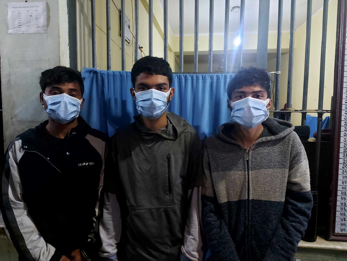 युवतीको नक्कली फेसबुक आडी खोली ब्ल्याक मेलिङ गरी ठगी गर्ने तीन जना चितवनमा पक्राउ