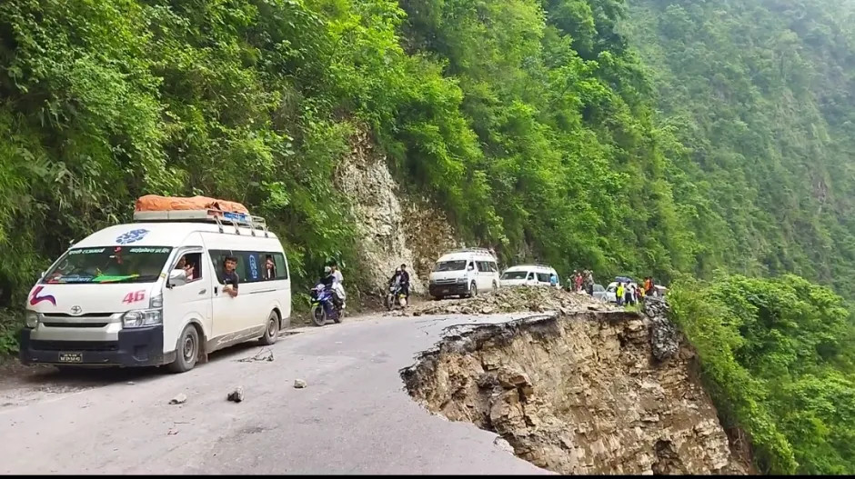 मुग्लिन–आँबुखैरेनी सडकखण्ड अन्तर्गत मर्स्याङ्‍दी नदी पारी नयाँ सडक बनाइँदै