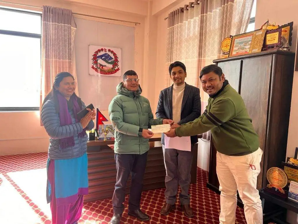 आँबुखैरेनी ३ का वडासदस्य मनोज श्रेष्ठद्वारा जन्मदिनमा पालिकाको शिक्षा कोषमा आर्थिक सहयोग