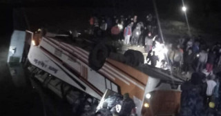 बर्दियाबाट काठमाडौं आउँदै गरेको बस दाङमा दुर्घटना हुँदा दुई जनाको मृत्यु