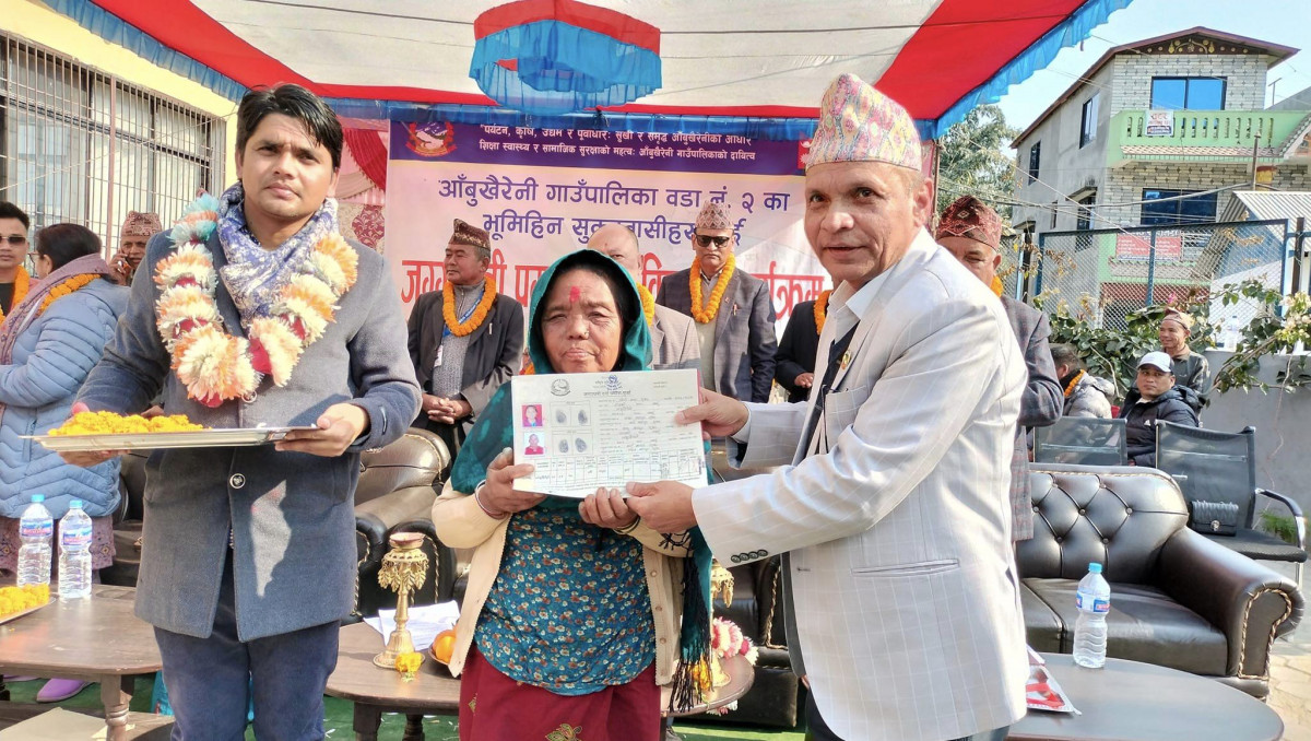 चुनावी वाचा पूरा गर्दै, सुकुम्बासीलाई लालपूर्जा बाड्दै आँबुखैरेनीका अध्यक्ष शुक्र चुमान