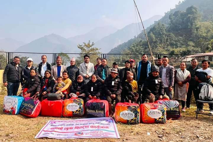 आँबुखैरेनीका ४ का विपन्न, असहाय, अपाङ्ग र जेष्ठ नागरिकलाई न्यानो कपडा वितरण