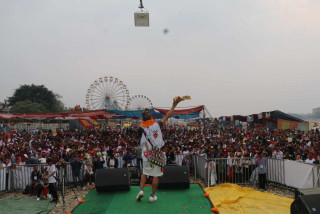 श्याम रानाको प्रस्तुतिमा दर्शकको ‘क्रेज’,  दर्शकले सँगै गाए ‘रेलै सलल’