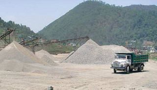समाचार संकलनको क्रममा पत्रकार वस्नेतमाथी क्रसर व्यवसायीको दुर्ववहार