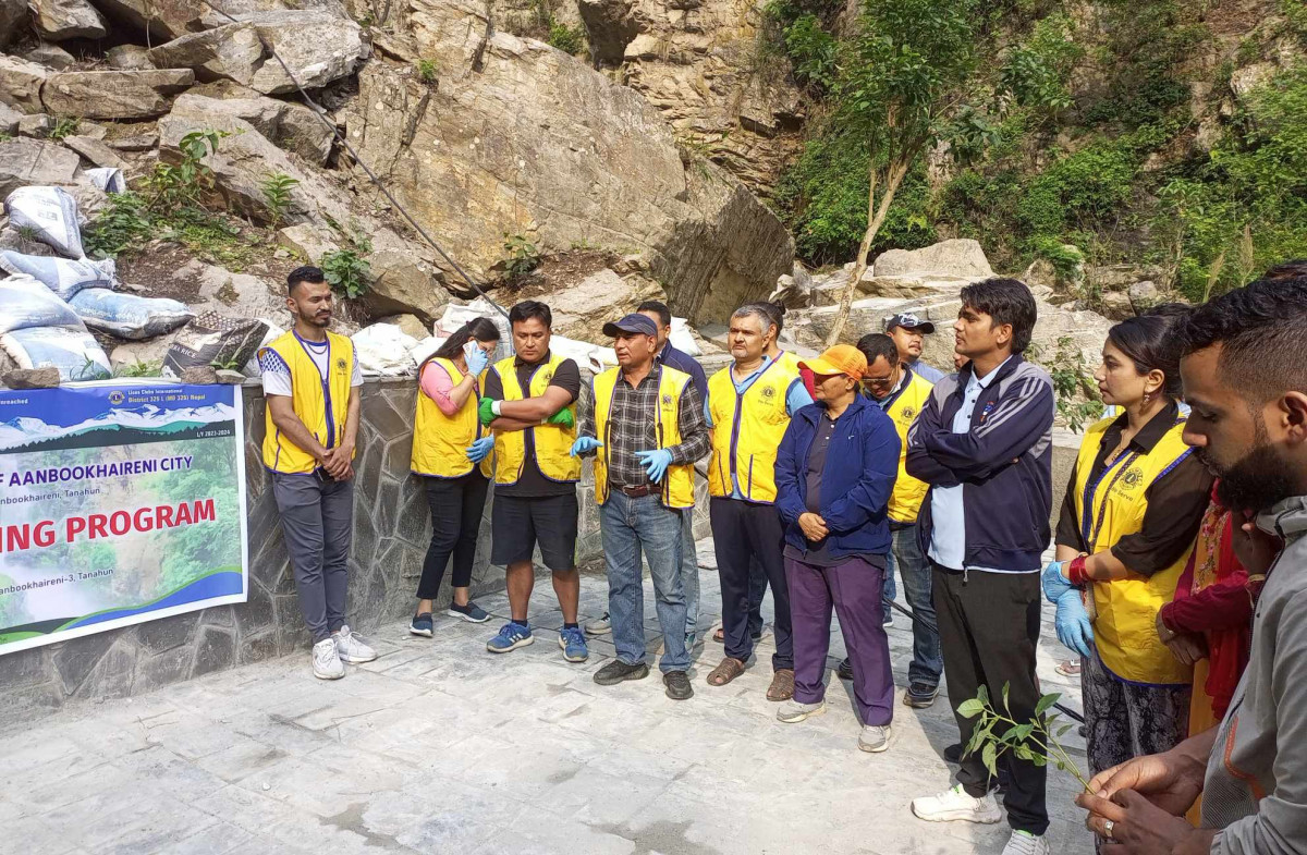 पर्यटकीयस्थल आँबुखैरेनीको ऐनापहरालाई सुन्दर बनाउन फूल रोपण