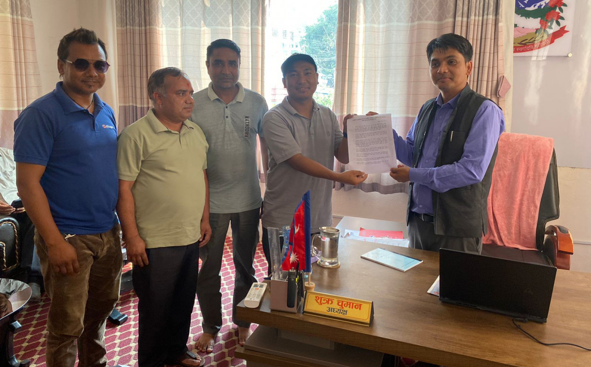 आँबुखैरेनीका चार दलद्वारा गाउँपालिका अध्यक्ष शुक्र चुमानलाई १२ बुदेँ ज्ञापन पत्र बुझाईयो (हेर्नुस् ज्ञापनपत्रको पूर्णपाठ)