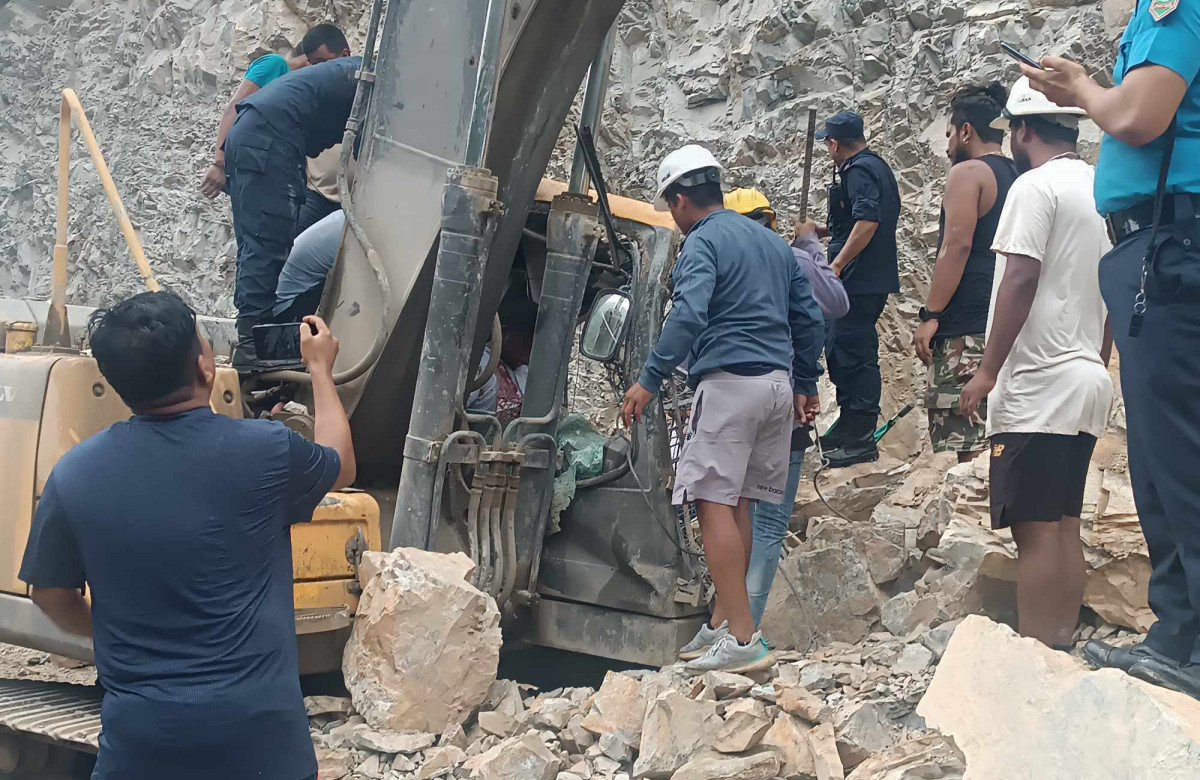 तुइन भिर पहिरोमा परेको एक्साभेटर मेसिनमा च्यापिएका अपरेटरको मृत्यु