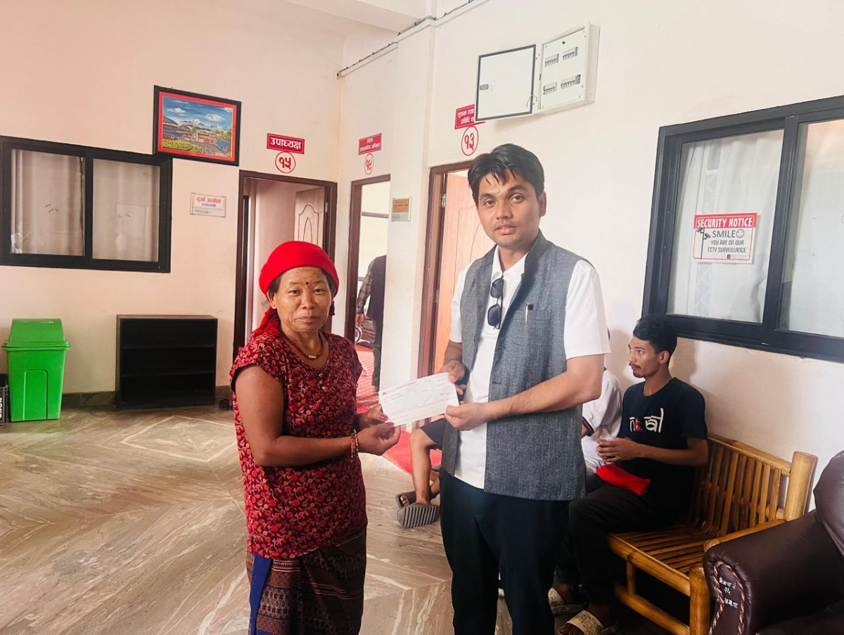 आँबुखैरेनी गाउँपालिकाद्वारा चेपाङ विद्यार्थीलाई छात्रवृत्ति रकम प्रदान