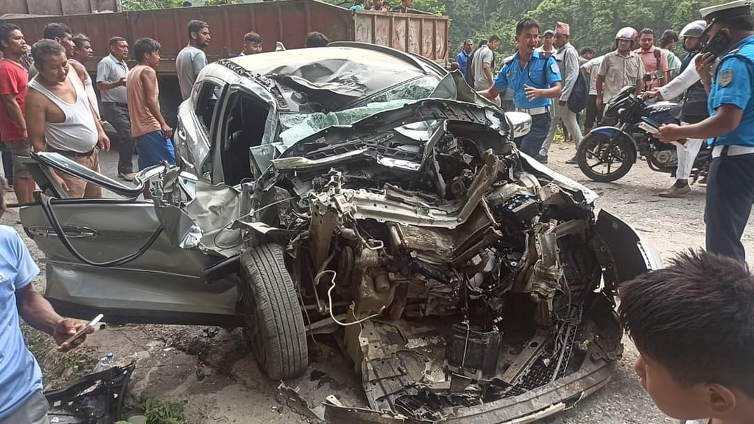 BREAKING NEWS : फिस्लिङ नजिकै कारलाई ठक्कर दिदै बस त्रिशुलीमा खस्यो, ३ जना गम्भीर घाइते