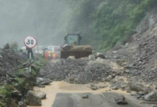 मुग्लिन-नौबिसे सडक : हुग्दिखोलामा पहिरो जादा दुइतर्फी बन्द, मौवाखालामा भने एकतर्फी