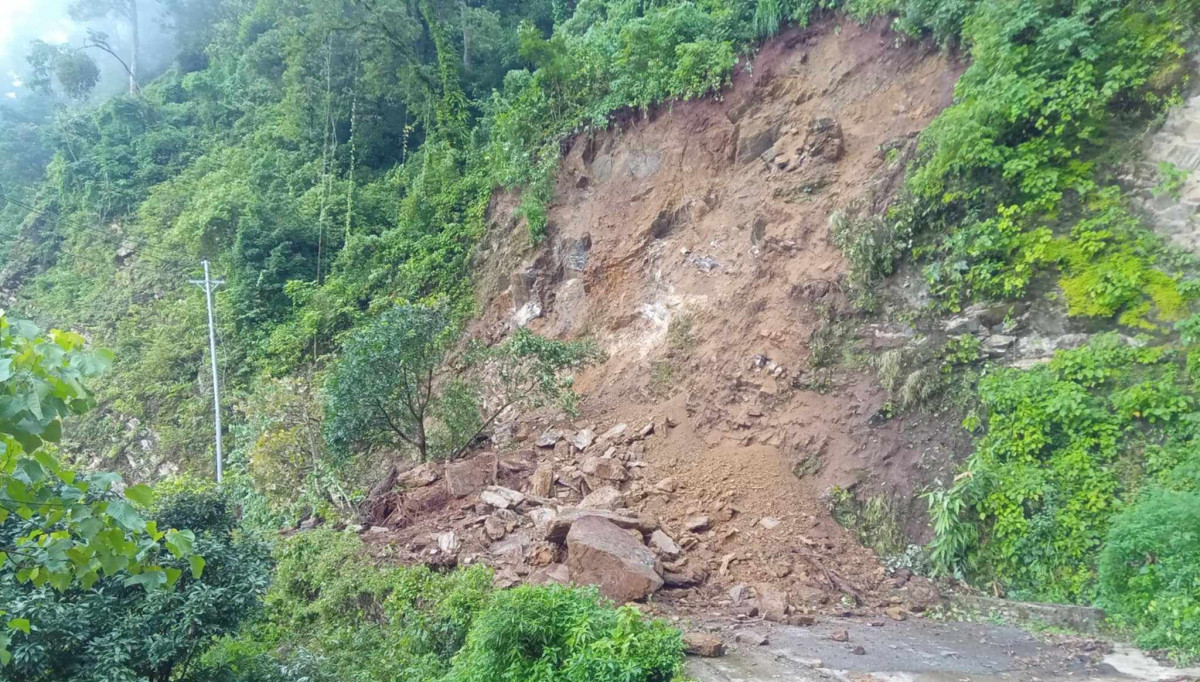 उपरदाङगढी नजिकै पहिरो जादा शक्तिखोर–फिस्लिङ सडक अवरुद्ध