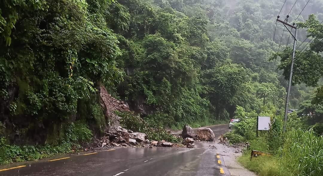 फिस्लिङ नजिकै पहिरो जादा अवरुद्ध मुग्लिन-नौबिसे सडक दुइतर्फी सञ्चालनमा