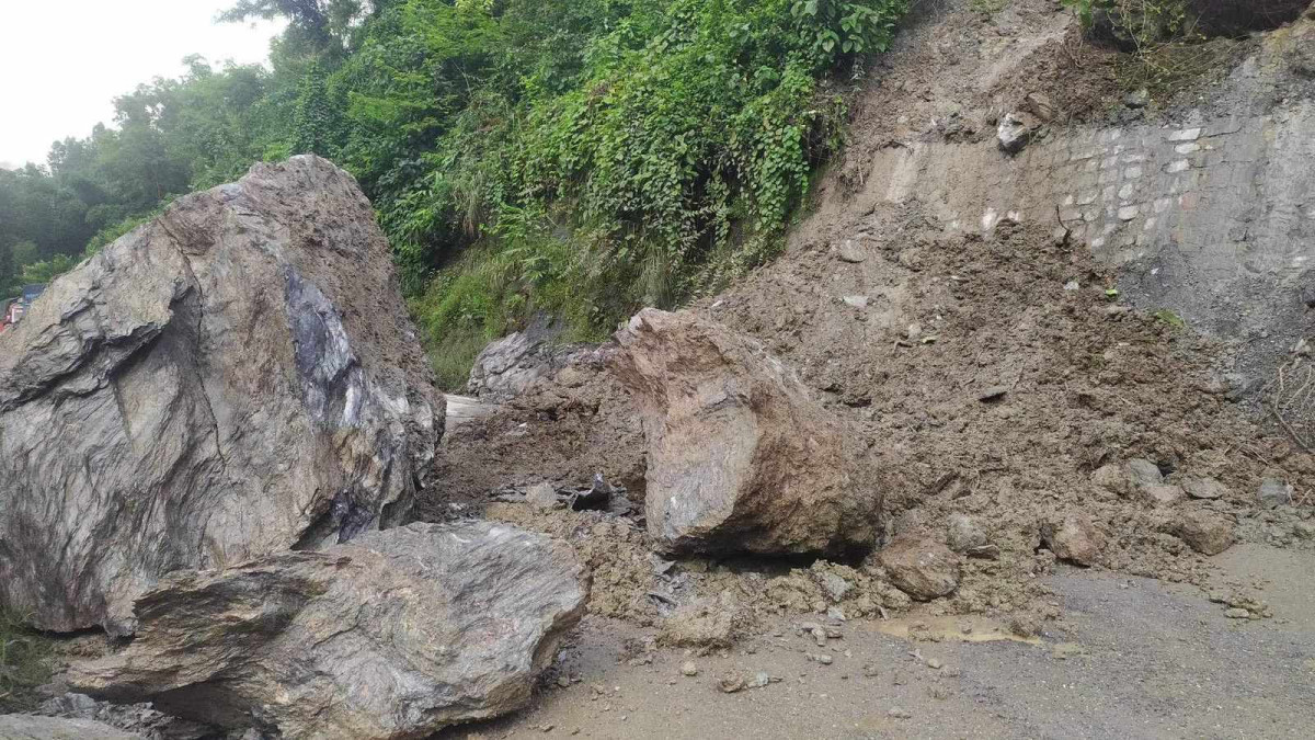 फिस्लिङ नजिकै सुख्खा पहिरो खस्दा मुग्लिन-काठमाण्डौ सडक अवरुद्ध