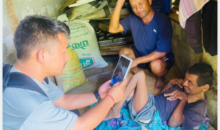 अपाङ्गता भएकालाई घरमै परिचपत्र वितरण गर्दै शहिद लखन गाउँपालिका