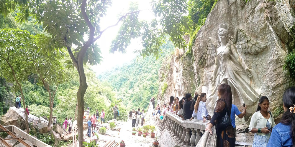 आँबुखैरेनीको पर्यटकीयस्थल ऐनापहरातर्फ पर्यटकको आकर्षण