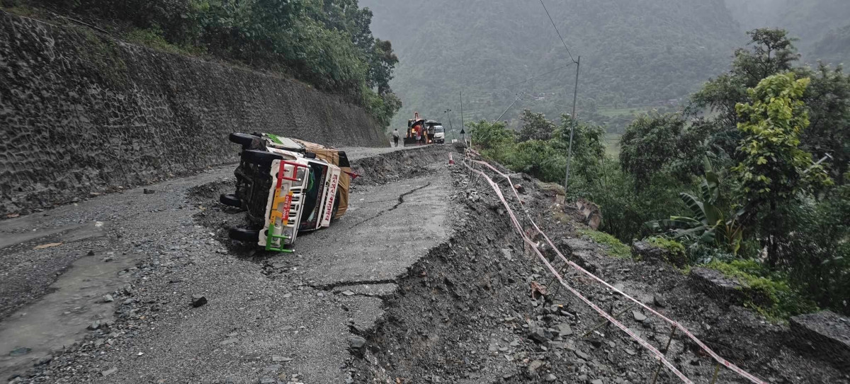मुग्लिङ-नारायणगढ सडकखण्डको नौकिलोमा सडक २ फट सडक भासियो, भासिएकै ठाउँमा बलेरो जिप फस्यो