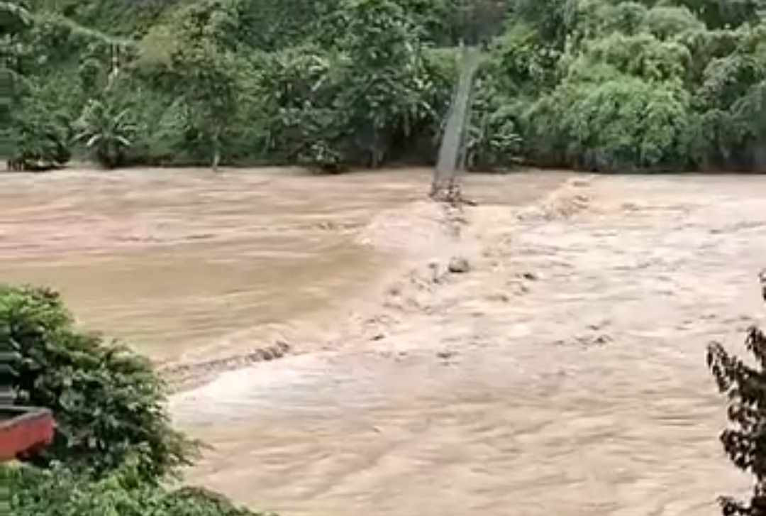 मनकामना केवलकारमा त्रिशुली नदीले झोलुङ्गे पुल बगायो