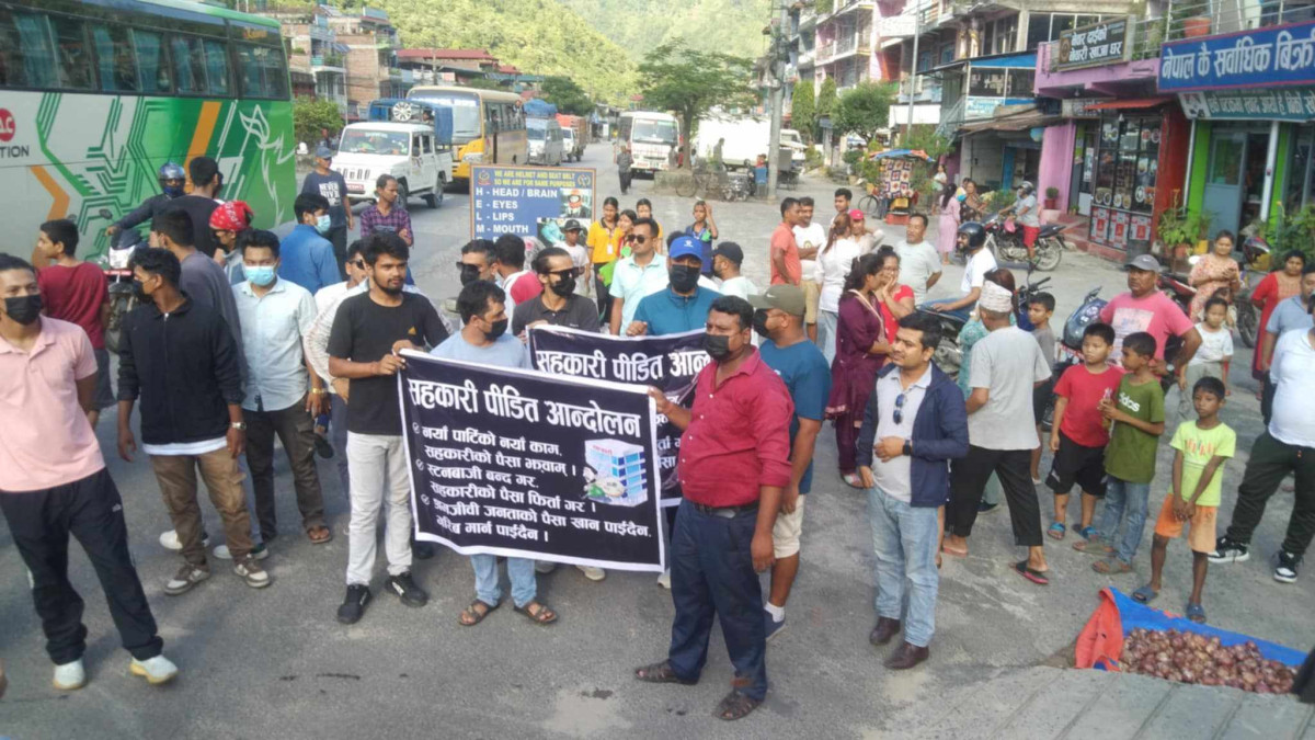 चितवनका सांसद रास्वपाका सभापति रवि लामिछानेलाई मुग्लिनमा सहकारी पिडितले कालो झण्डा देखाएपछि...