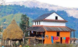 गाउँघरमा दशैँ आएपछि माटो र कमेरोले घर रंग्याउने चलन हराउँदै
