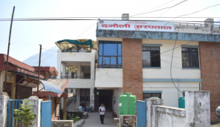 दमौली अस्पतालमा भाइरल ज्वरो र डेङ्गीका बिरामीको सङ्ख्या बढ्यो : अस्पतालको भुइँमा राखेर उपचार गर्नुपर्ने बाध्यता