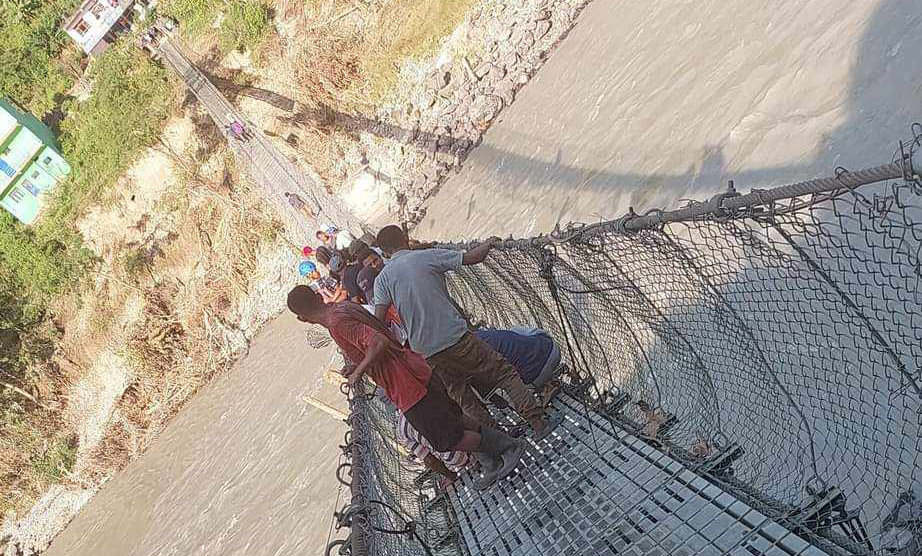 त्रिशुलीको बाढीले क्षती पुर्‍याएको शहिद लखनको दुई झोलुङ्गे पुल मर्मतपछि संचालनमा, थप एउटाको पुननिर्माण गर्नुपर्ने