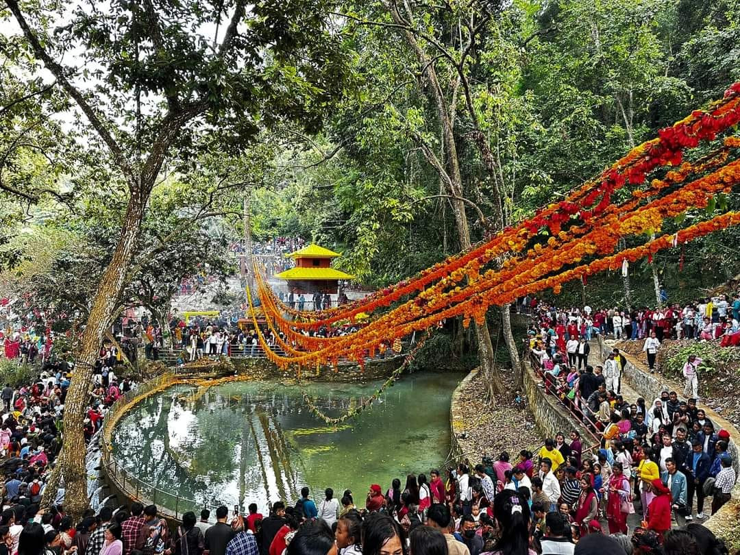 आँबुखैरेनीको आदिमुलमा लागेको एकादशी मेलामा भक्तजनको भिड