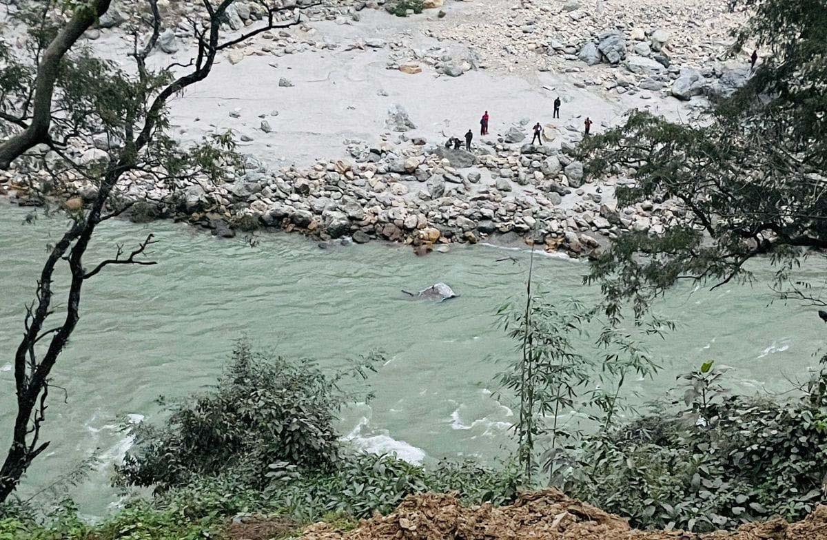 धादिङस्थित हुग्दिखोला नजिकै खयरघारीबाट त्रिशुलीमा ट्रक खस्यो, ३ जनाको उद्वार