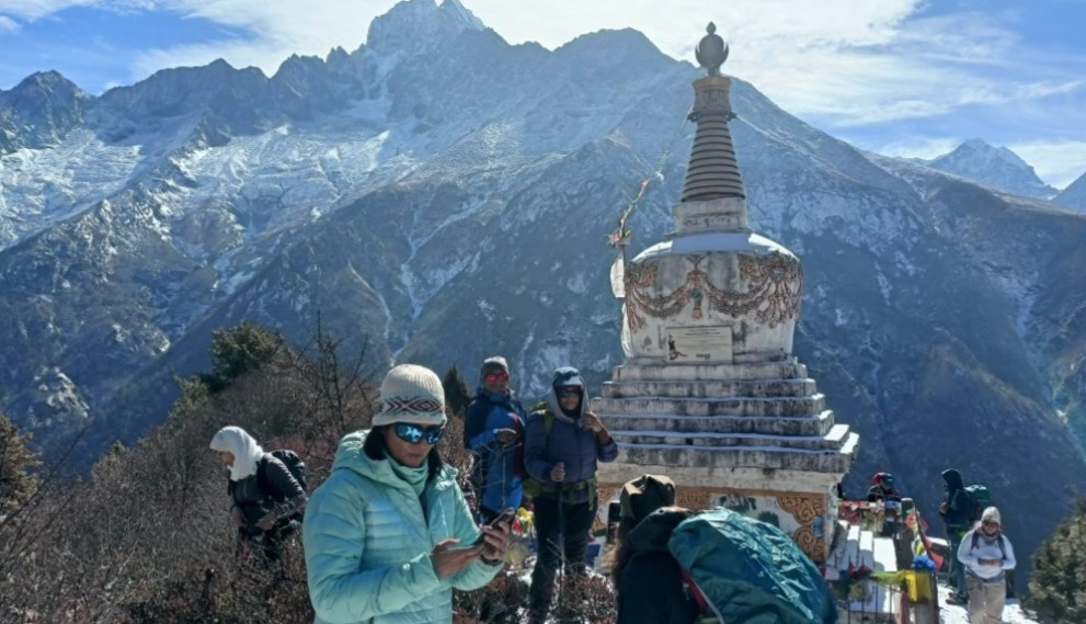 सगरमाथा क्षेत्र छोड्दै विदेशी पर्यटक, लुक्लामा घुइँचो