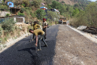 सहिदलखन गाउँपालिकाको जुग्दी खोला राइनास जुम्ली चौतारा सडकमा स्तरोन्नतिको काम सुरु