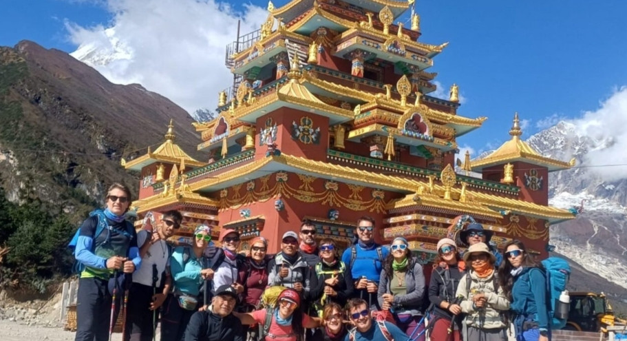 मनास्लुको काखमा गुरु पद्मसम्भवको गुम्बा निर्माण