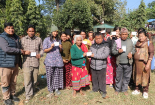 देवघाट गाउँपालिकाद्वारा विपन्न दलित,बोटे,चेपाङ र बराम समुदायलाई निःशुल्क स्वास्थ्य बिमा कार्ड वितरण सुरु