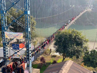 देवघाट गाउँपालिका जोड्ने त्रिशुली नदीको झोलुङ्गे पुल जिर्ण बन्दै