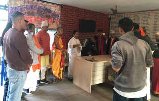 देवघाट समाज कल्याण केन्द्र बृद्धाश्रमलाई एक लाख रुपैयाँ सहयोग