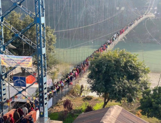 चितवन र देवघाट जोड्ने त्रिशूली नदीको झोलुङ्गे पुलबाट हाम्फालेर एक जना वेपत्ता