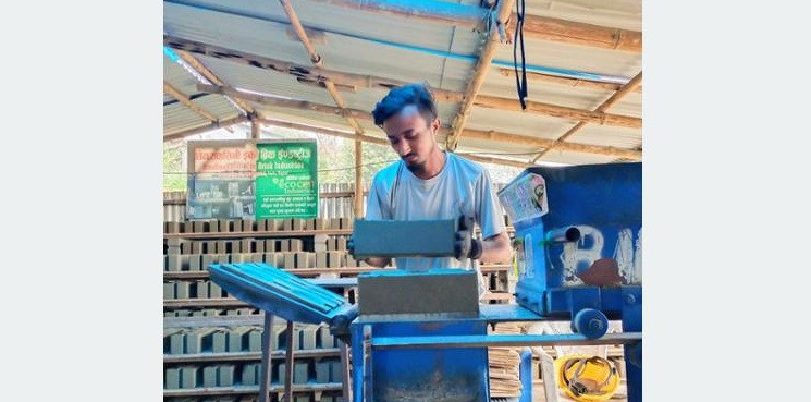 गाउँ फर्केर इँटा उद्योग चलाइरहेका इञ्जिनिर प्रमोद