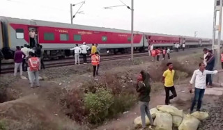 भारतमा ठगीको अनौठो तरिका :‘रेल गनेर बस्ने’ जागिर लगाइदिएर लाखौँ ठगी