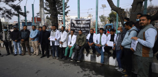आज ‘पेन डाउन’ गर्दै आवासीय चिकित्सक, माइतीघरमा पनि प्रदर्शन