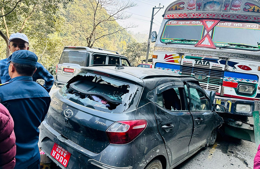 फिस्लिङ नजिकै पानीधारामा कार र ट्रक ठोक्किदा १ जना घाईते